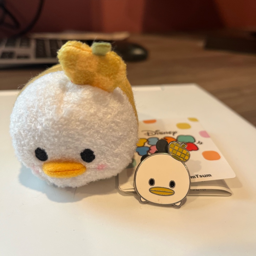 Disney Tsum Tsum mini TOT Donald with matching pin